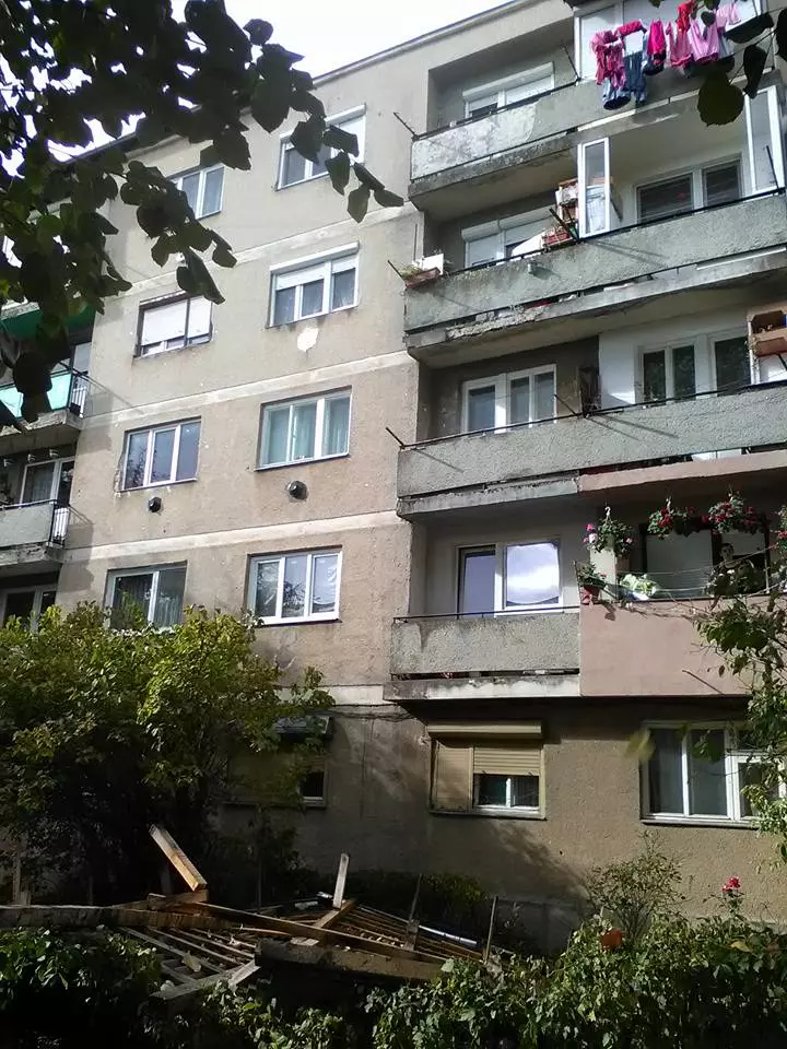 Acoperișurile mai multor blocuri din Satu Mare, smulse de vântul puternic (3)