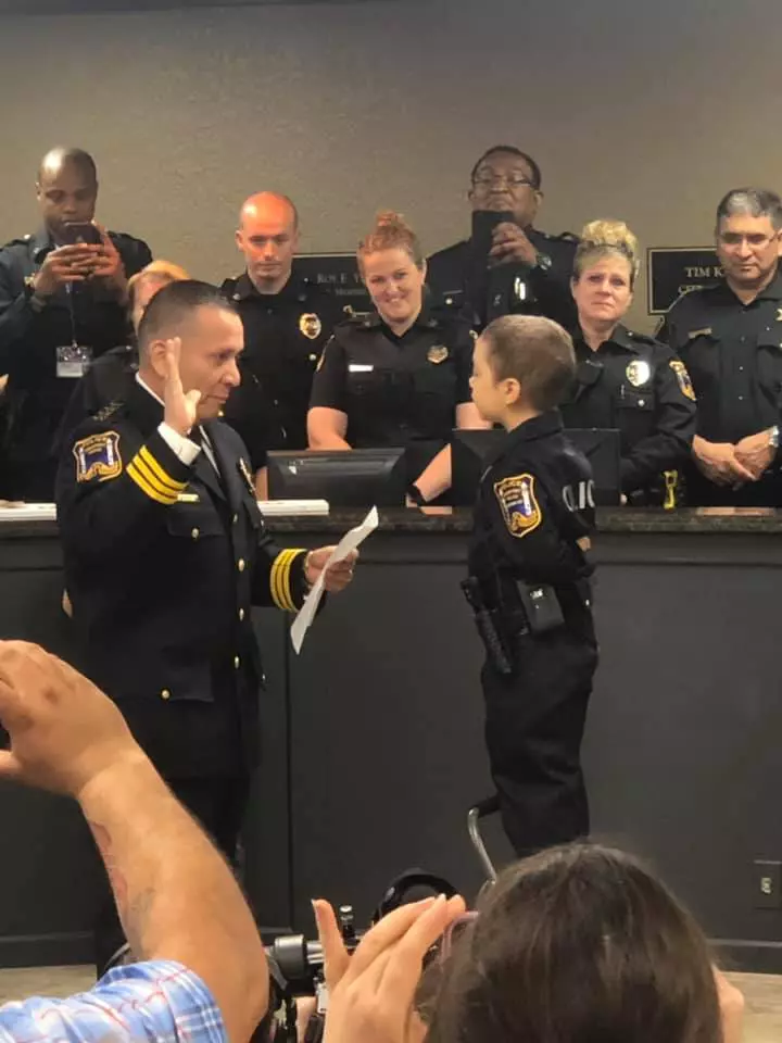 O fetiță de 6 ani care suferă de cancer și-a îndeplinit visul de a deveni polițistă, în Statele Unite (1)