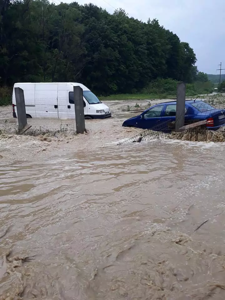 Inundații în Pitești, după ce a plouat cu găleata (1)