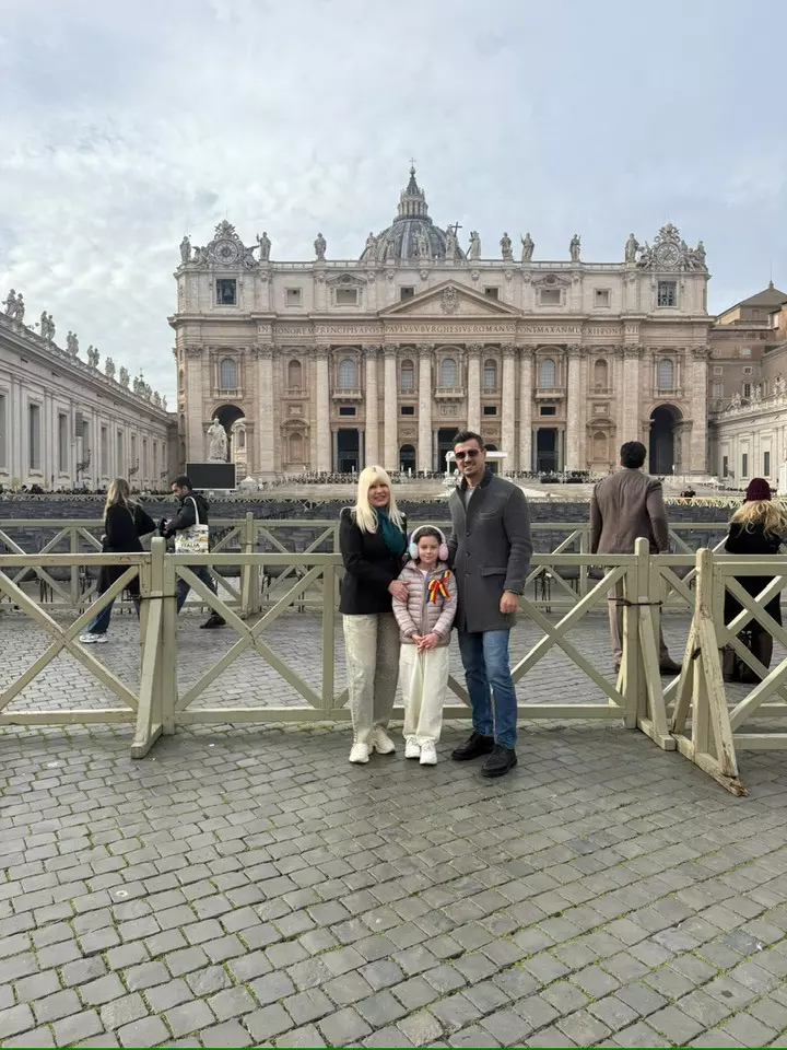 elena udrea si fetita eva vacanta roma 1