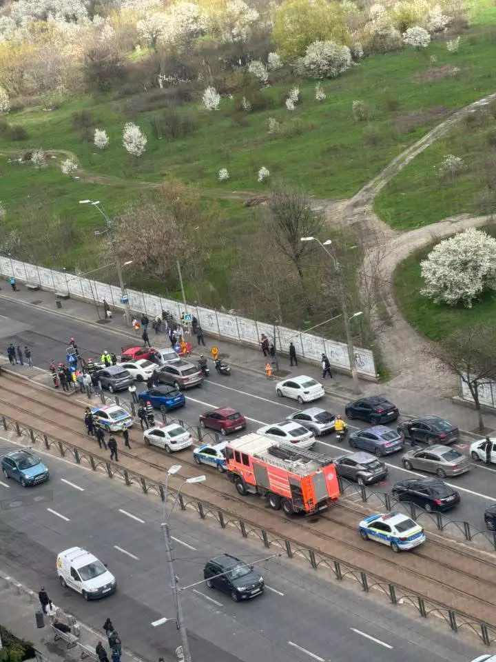 Accident cu cinci mașini și un moped pe Calea Văcărești din București. Un bărbat din Turkmenistan a ajuns la spital (1)