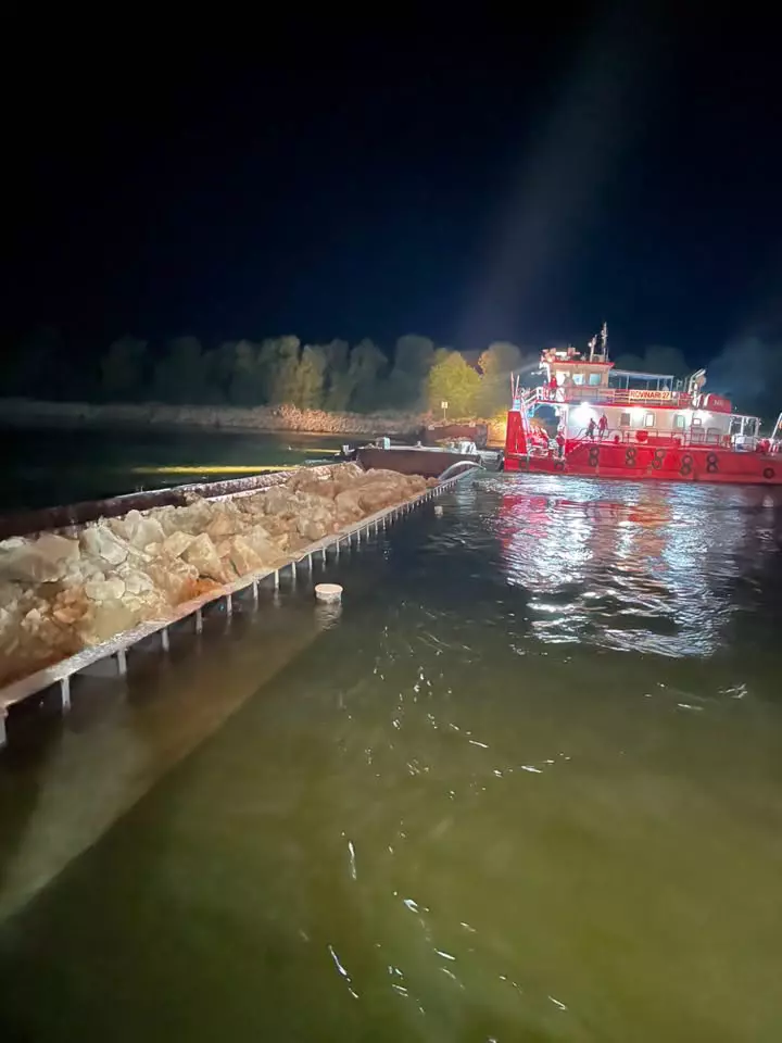 Operatiune de scufundare a barjelor în Dunare (1)