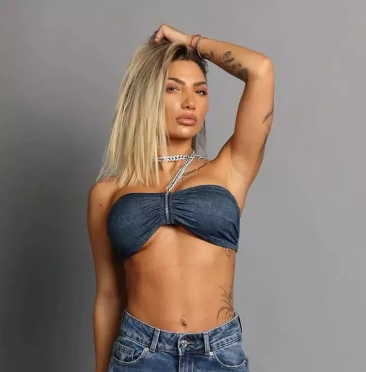 ana-dobrovie-survivor-romania-fara-sutien-3