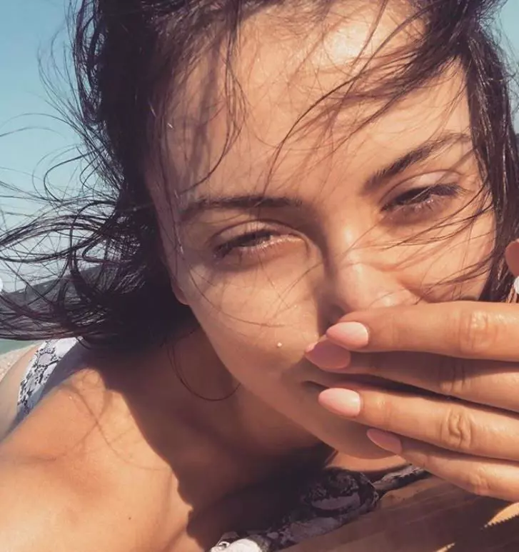 anca-dumitra-fotografiata-la-mare-gianina-din-zlas-fierbinti-le-a-aratat-fanilor-cum-se-relaxeaza-la-plaja_1