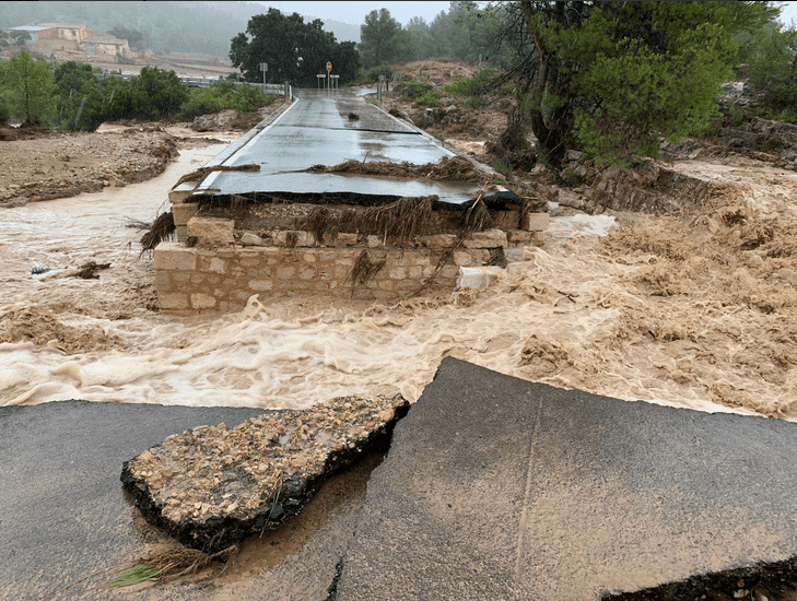 Drumuri rupte de ape, în urma inundațiilor din estul Spaniei. Sursa: Agenția Meteorologică din Spania