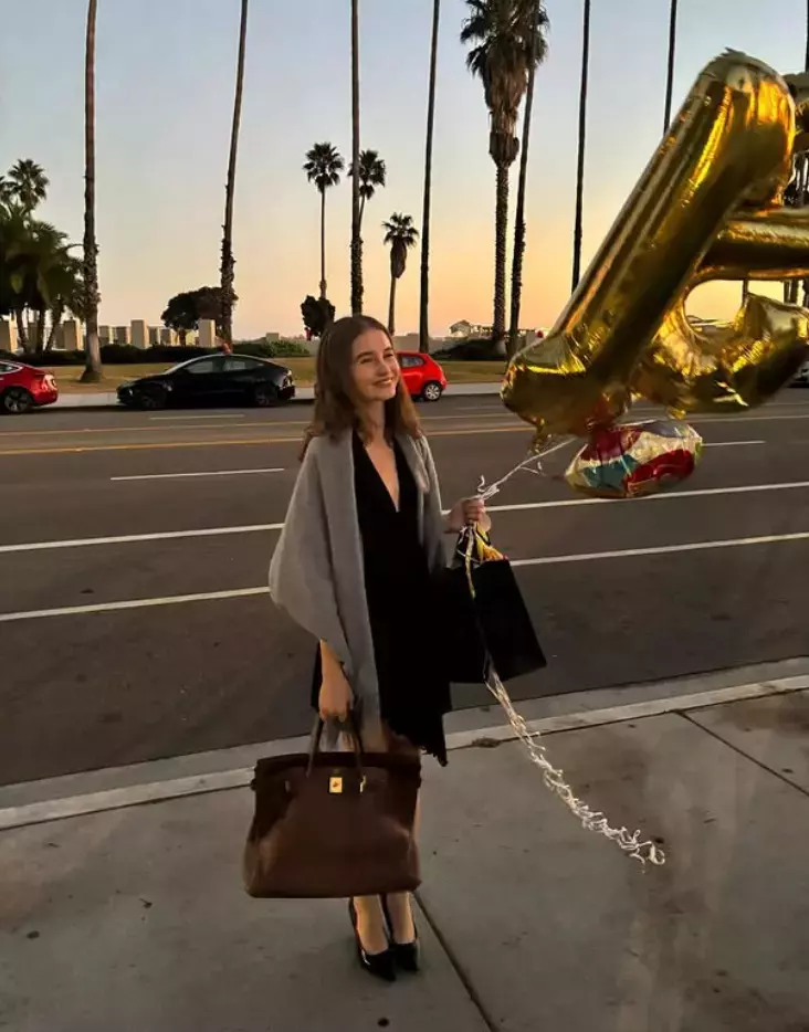 VIDEO Irina Columbeanu, prima apariție la 18 ani. Îmbrăcată într-o rochie foarte decoltată și cu o geantă de zeci de mii de euro, a sărbătorit la restaurant