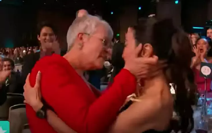 actritele-jamie-lee-curtis-si-michelle-yeoh-s-au-sarutat-1