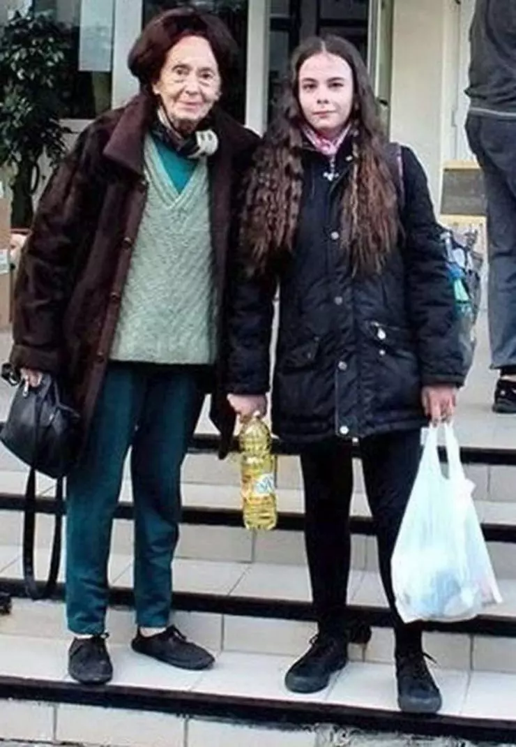 fiica-adriana-iliescu-absolvit-liceu-3