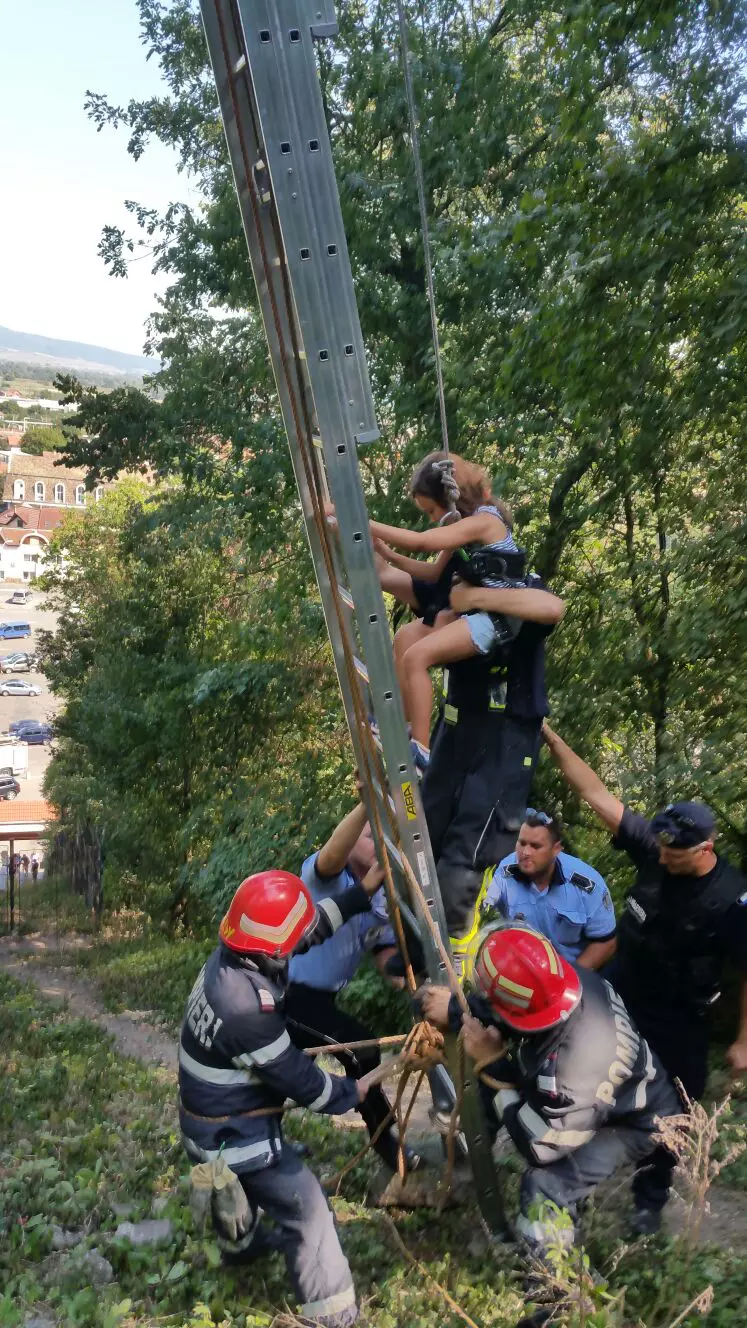 Turiști blocați în telecabina din Deva (3)