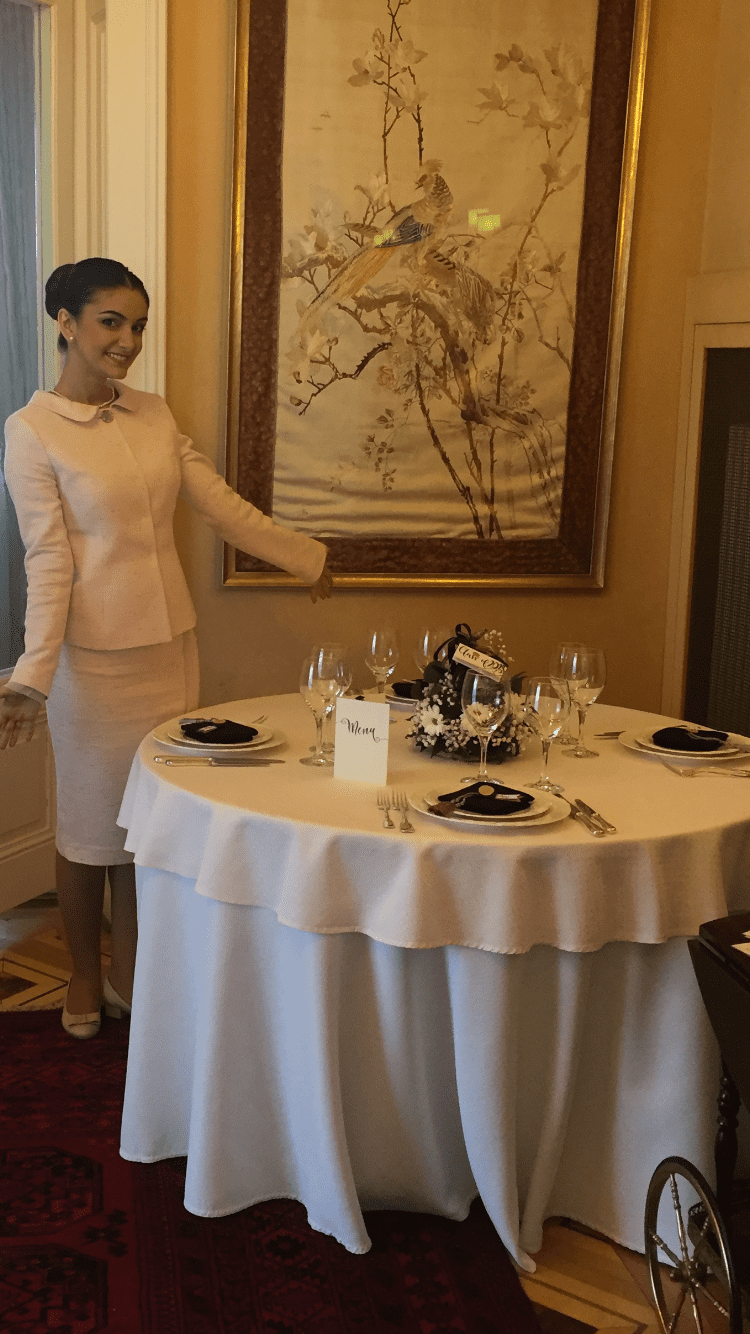 Românca stewardeză la familia regală din Emirate și expertă în etichetă