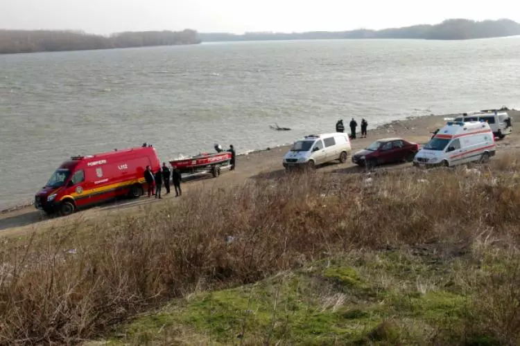 Un bărbat a intrat cu mașina în Dunăre, la Brăila. Ar fi încercat să se sinucidă (1)