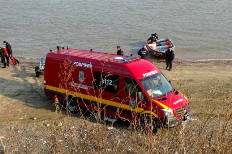 Un bărbat a intrat cu mașina în Dunăre, la Brăila. Ar fi încercat să se sinucidă (4)