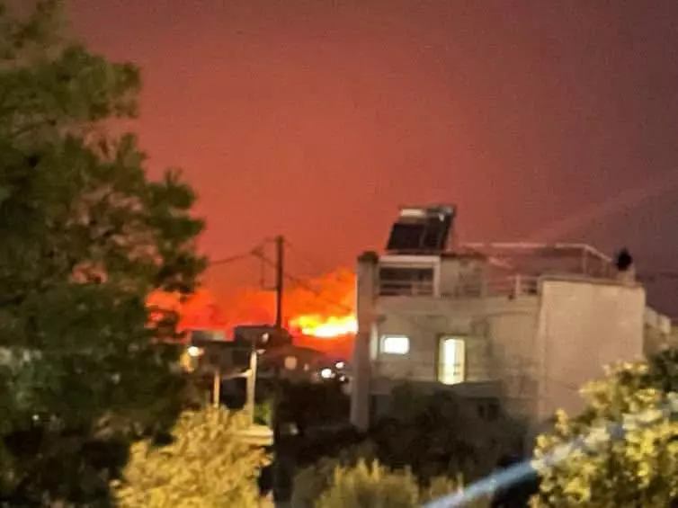 Incendiu puternic în Attica de Vest. Intervin pompieri români