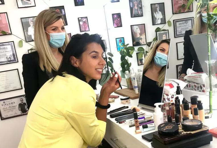 denisa - in timpul cursului de automachiaj (1)