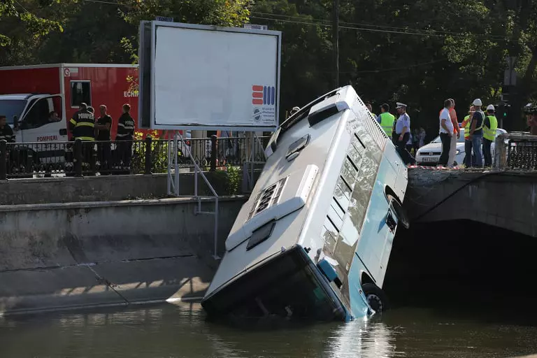 autobuz stb cazut in dambovita (2)