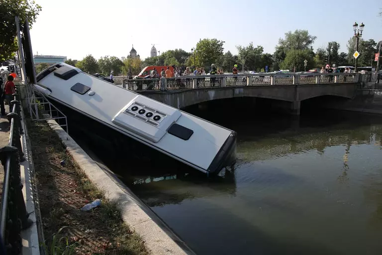 autobuz stb cazut in dambovita (3)