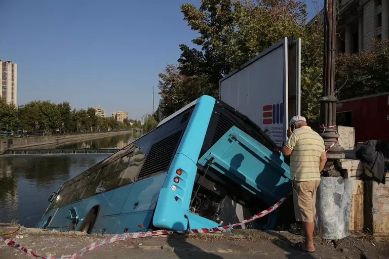 autobuz stb cazut in dambovita (5)