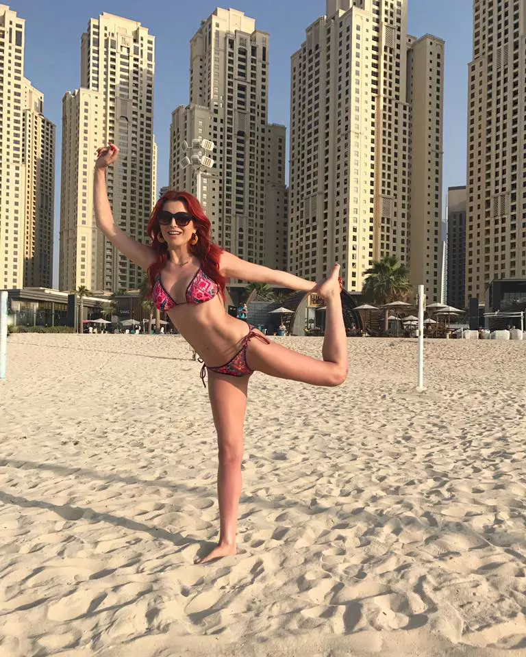 Elena Gheorghe, super sexy pe plajă6