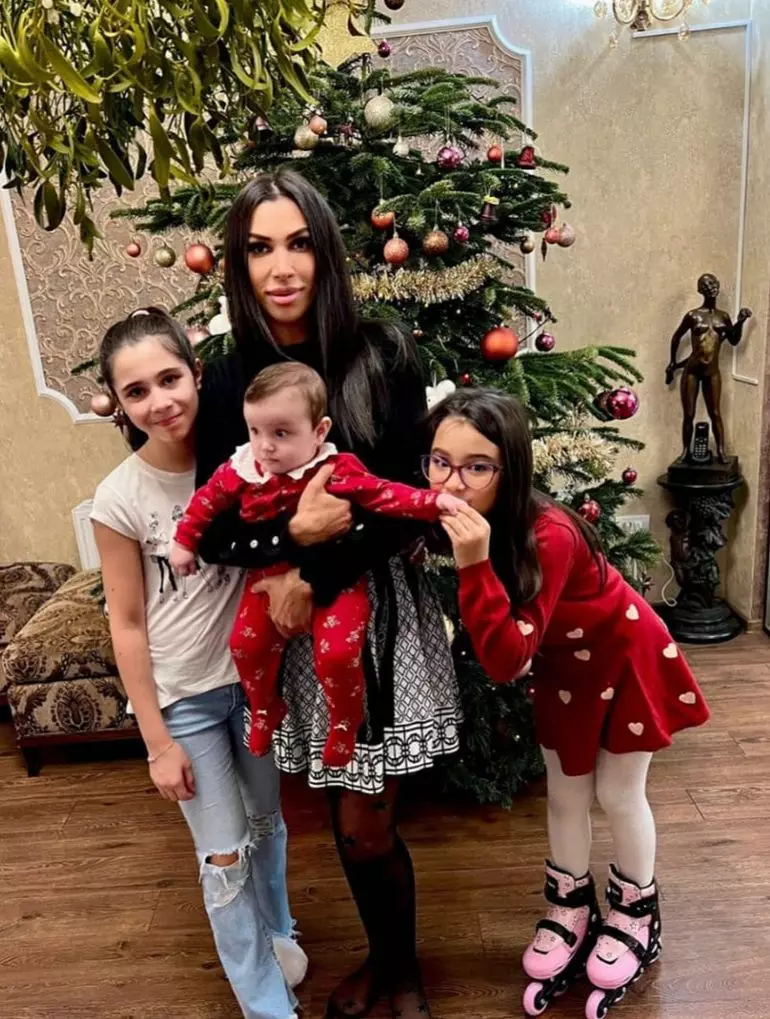 Raluca Pastramă și fetele sale (2)