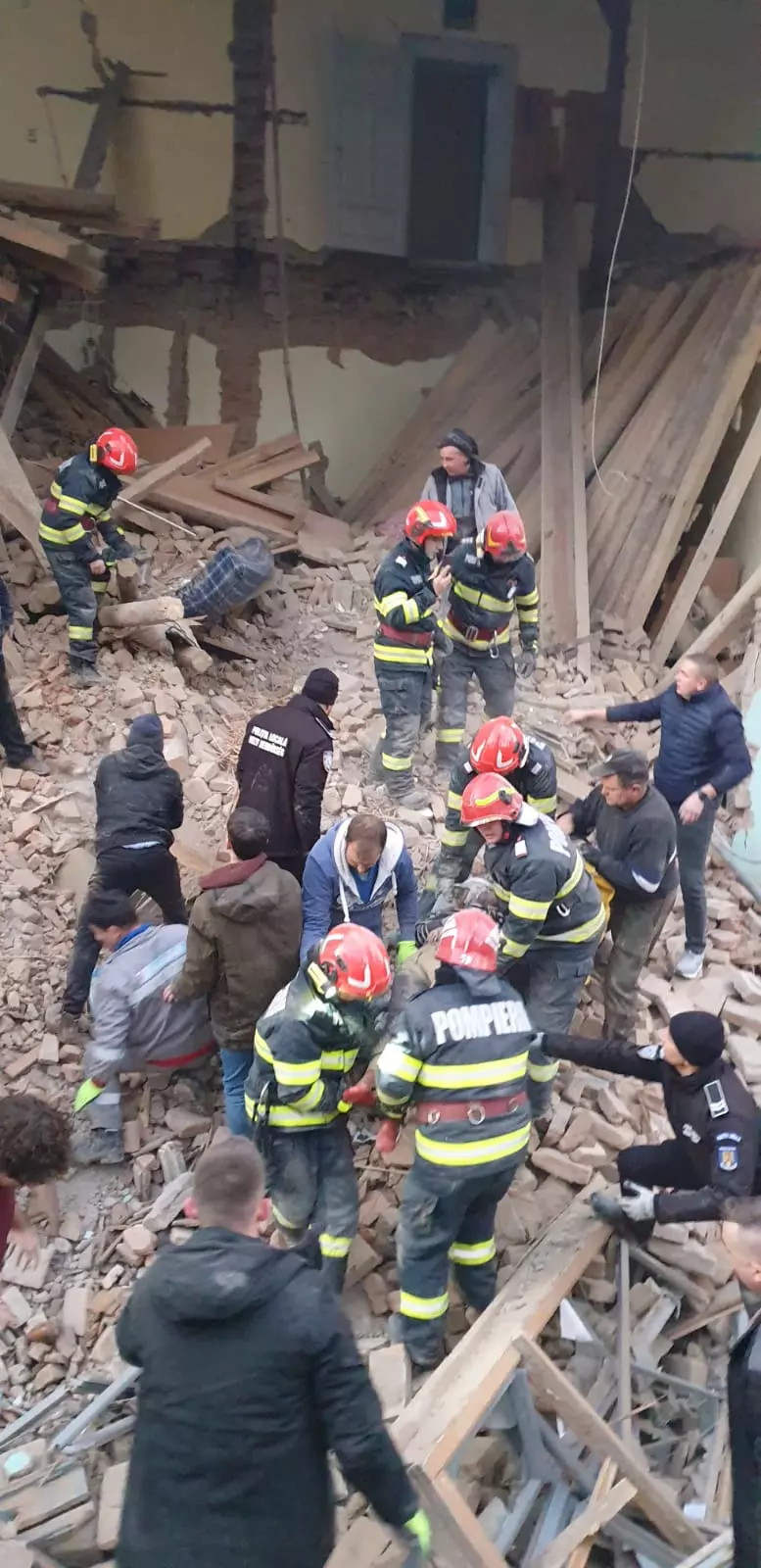 perete-prabusit-internat-liceul-tamasi-aron-odorheiu-secuiesc-harghita-isu-posibil-persoane-surprinse-sub-daramaturi-3