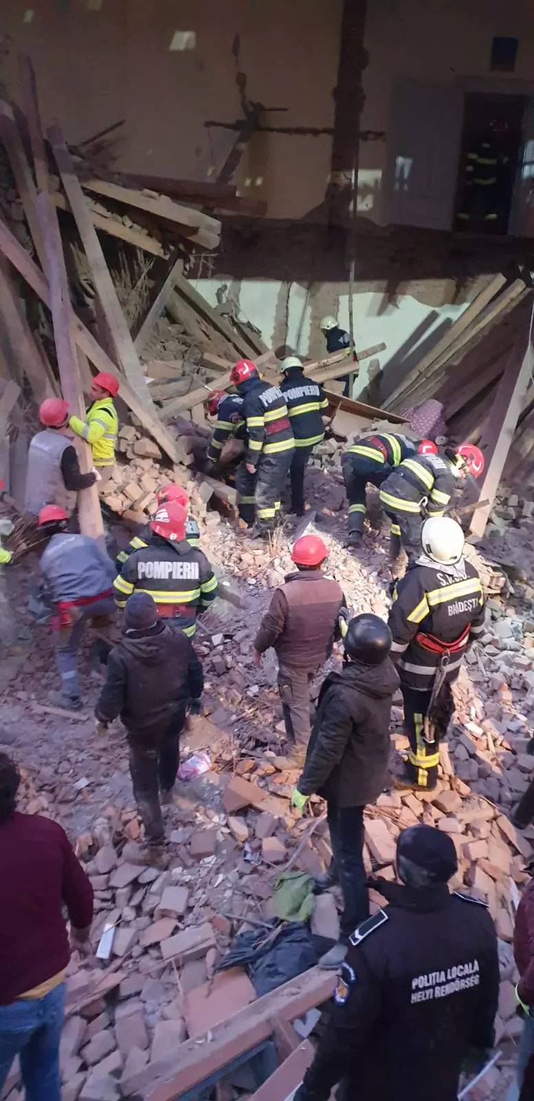 perete-prabusit-internat-liceul-tamasi-aron-odorheiu-secuiesc-harghita-isu-posibil-persoane-surprinse-sub-daramaturi-4