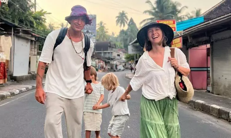 Adela Popescu și Radu Vâlcan alături de cei trei copii