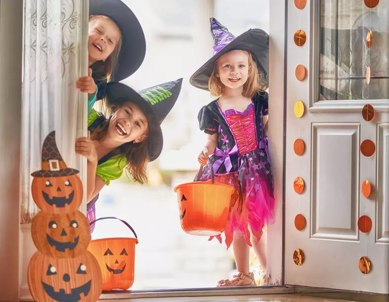 Copii costumați de Halloween