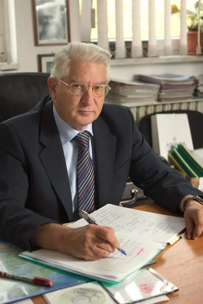 1282572970Dr. Alexandru Vlad Ciurea