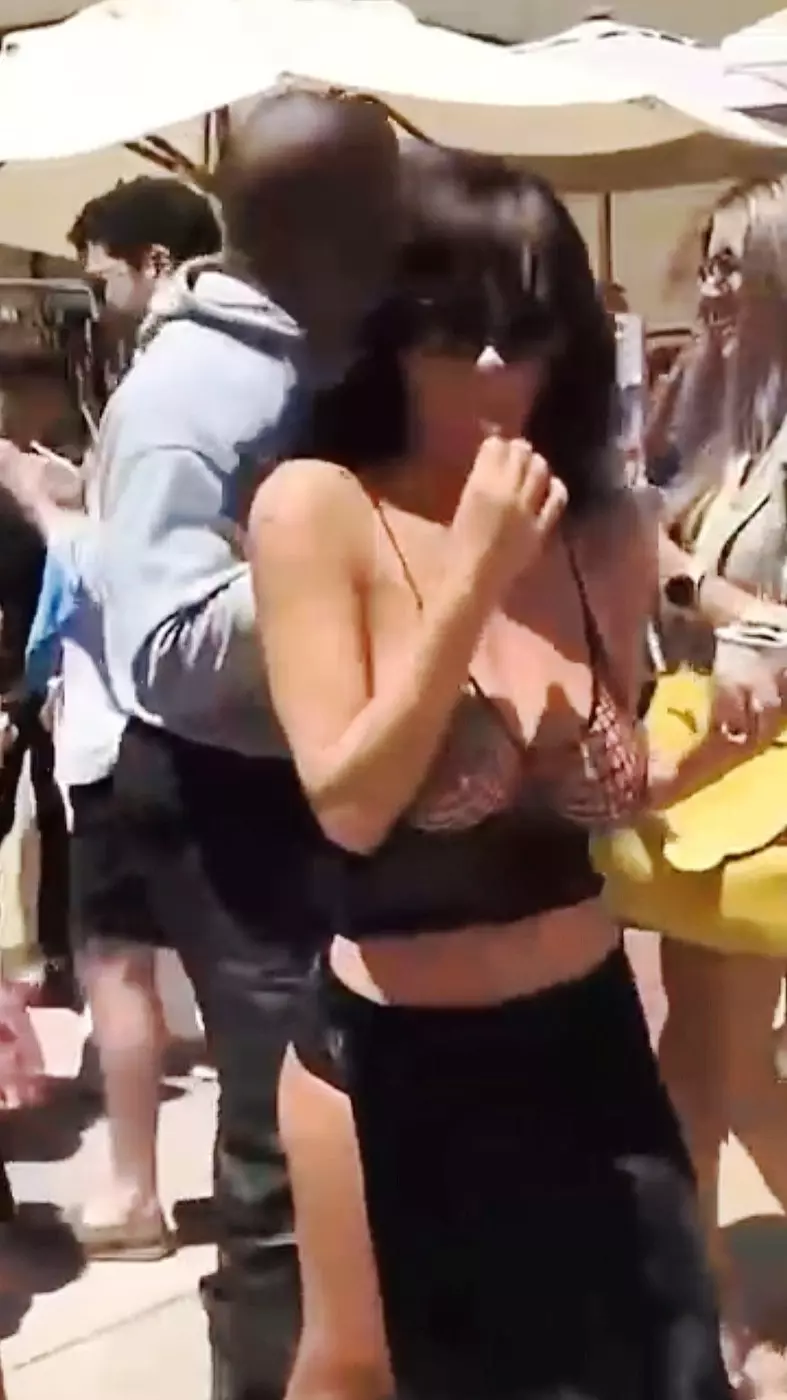 Bianca Censori în Spania