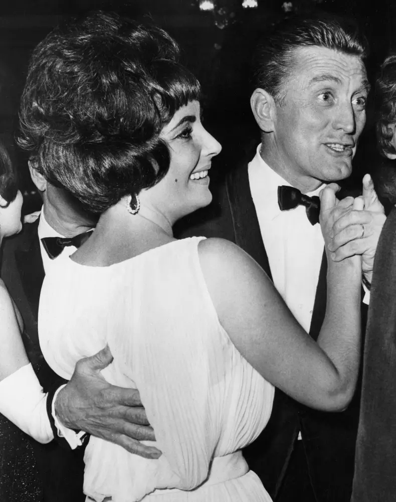 Cu Elizabeth Taylor, la o petrecere organizată la Roma pentru filmul ”Spartacus”, în 1960