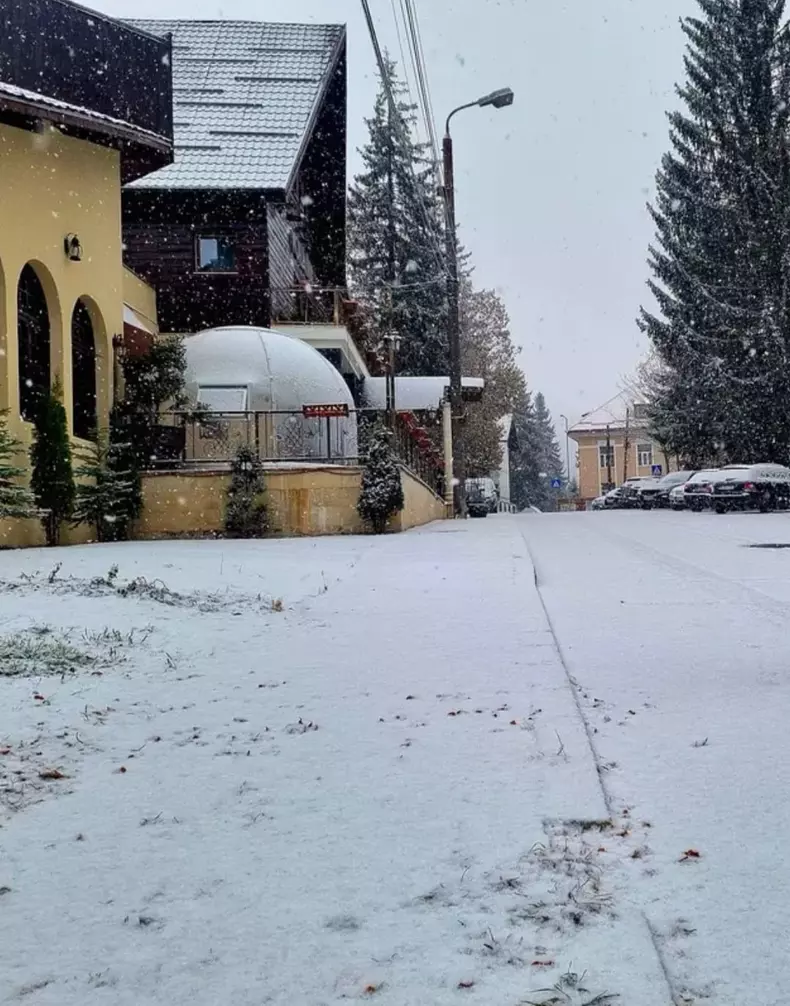 Zăpada a acoperit Sinaia, Predeal și alte zone de pe Valea Prahovei. Foto: Facebook Meteoplus