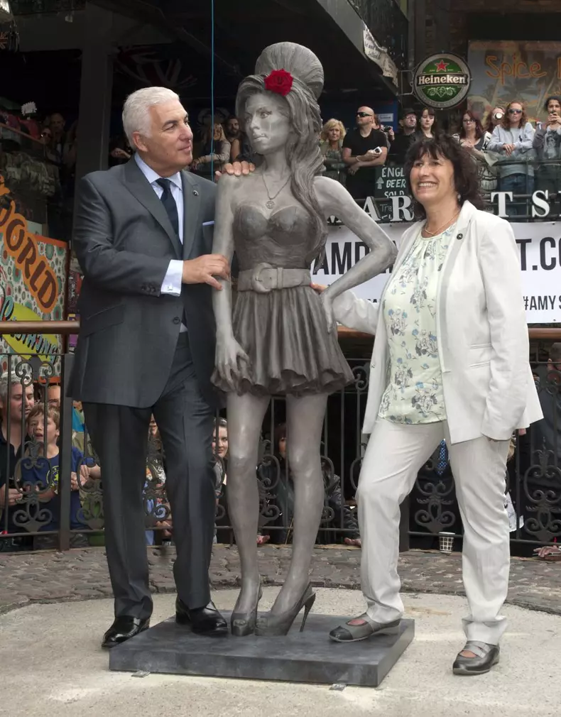 Statuie_Amy_Winehouse_EPA_3.jpg