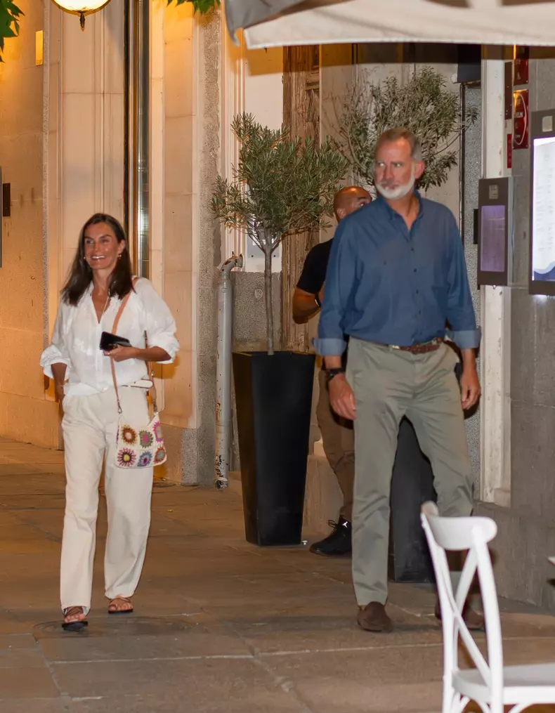 The king of spain go out to dinner at a restaurant in Madrid