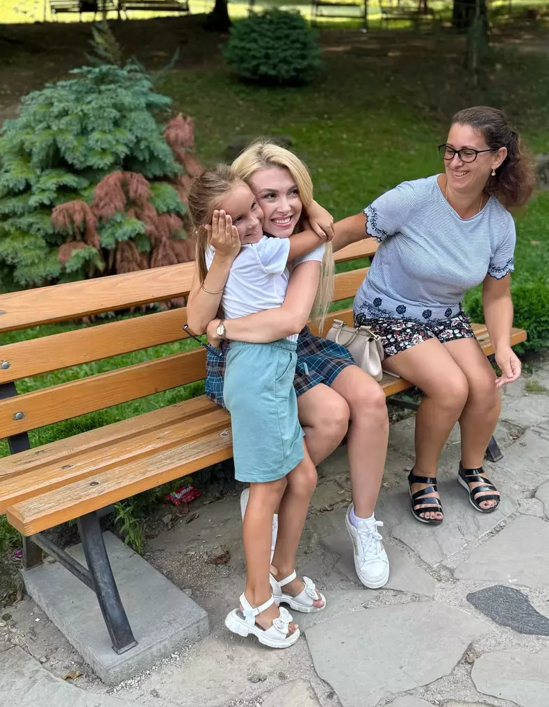 Andreea Bălan la Mănăstirea Prislop - Arsenie Boca (10)