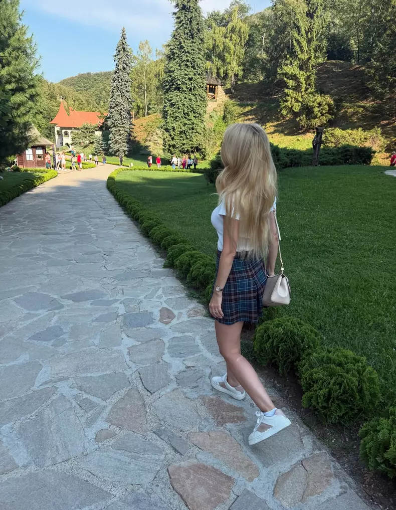 Andreea Bălan la Mănăstirea Prislop - Arsenie Boca (3)