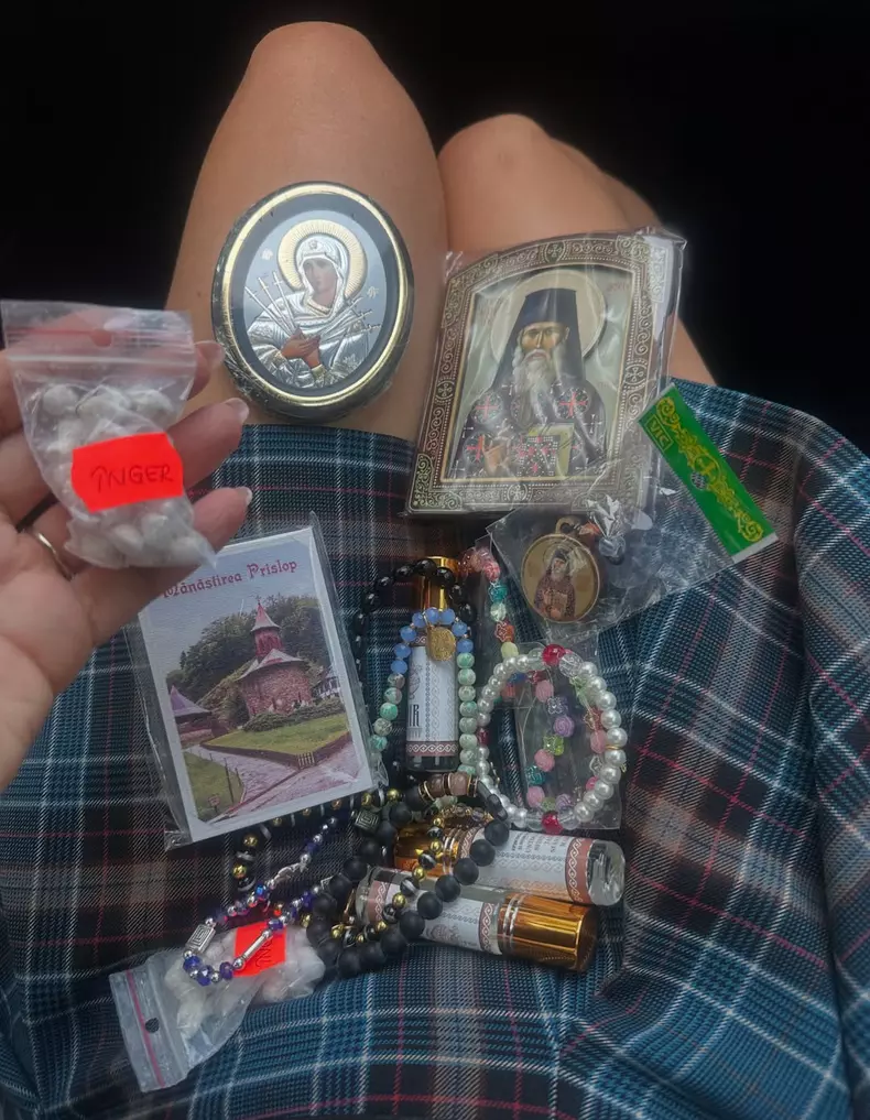 Andreea Bălan la Mănăstirea Prislop - Arsenie Boca (4)