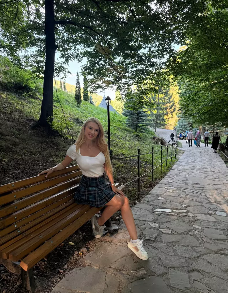 Andreea Bălan la Mănăstirea Prislop - Arsenie Boca (5)