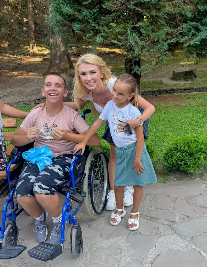 Andreea Bălan la Mănăstirea Prislop - Arsenie Boca (11)