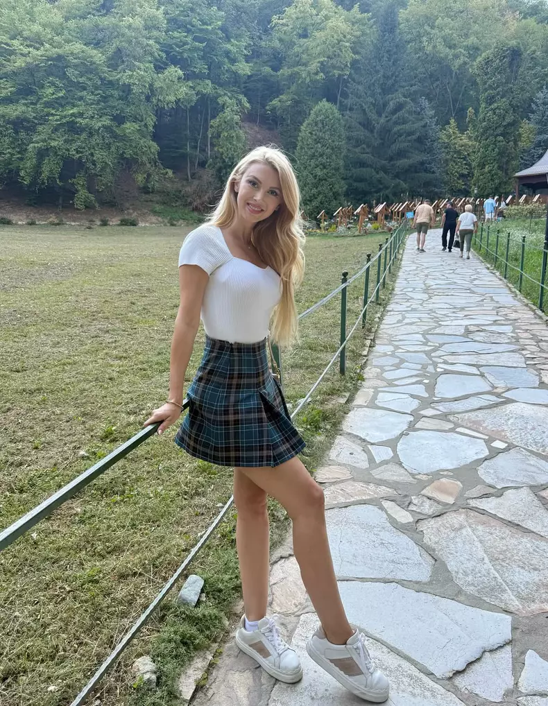 Andreea Bălan la Mănăstirea Prislop - Arsenie Boca (15)