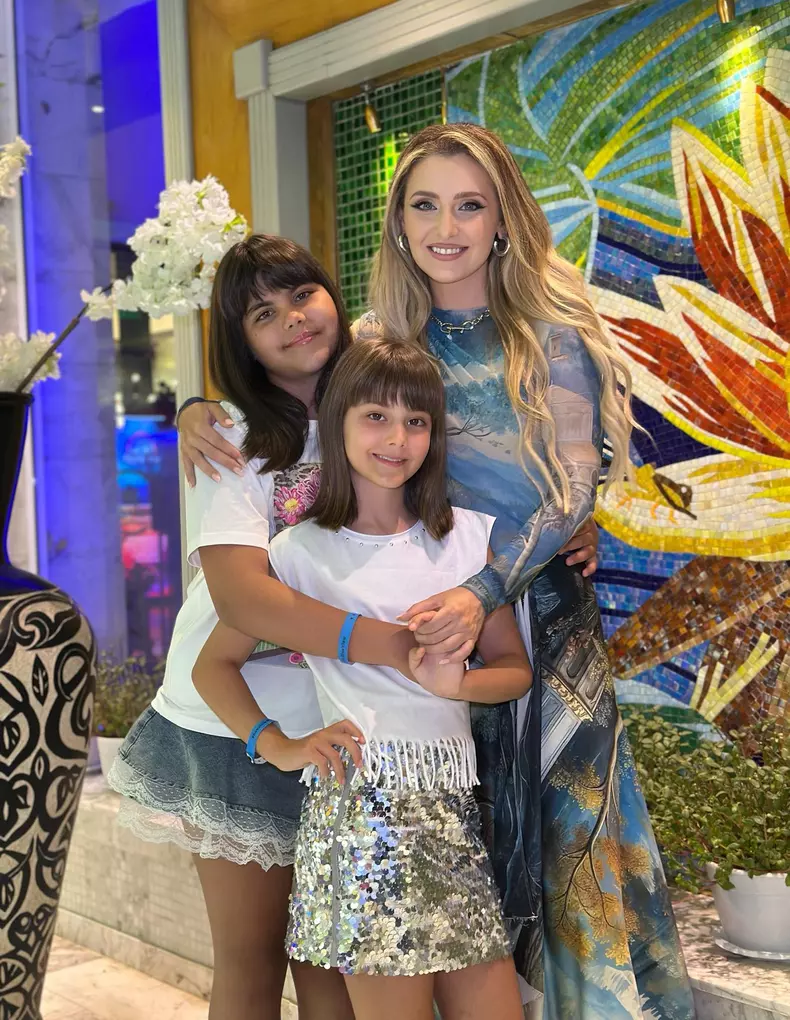 alina sorescu si fetitele ei
