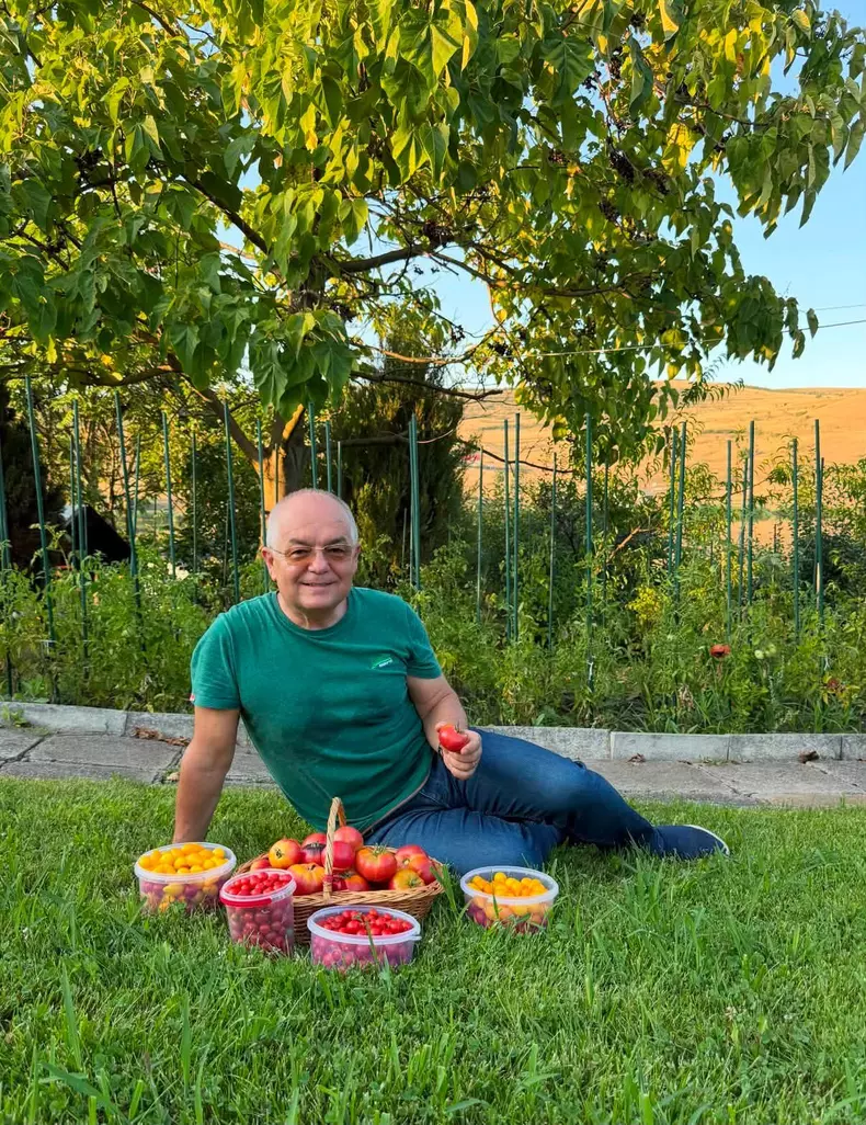 Pasiunea mai puțin cunoscută a lui Emil Boc. Primarul și-a surprins urmăritorii cu roșiile din propria grădină FOTO: Facebook