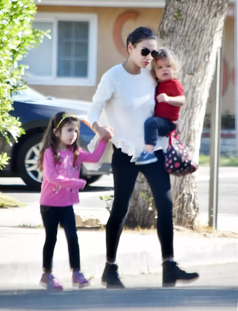 ashton kutcher si mila kunis nu si spala zilnic copiii (5)