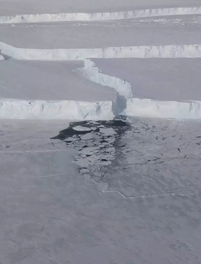 Un aisberg mai mare decât județul Constanța, descoperit de NASA (2)