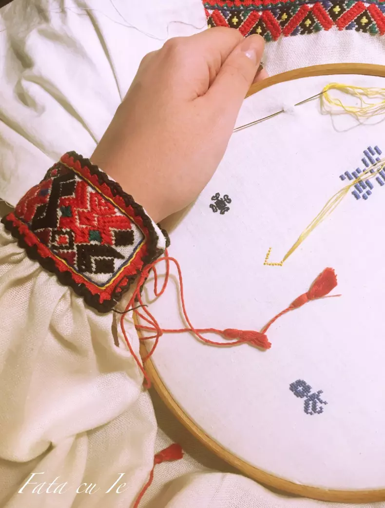 Fata care poartă ie în fiecare zi