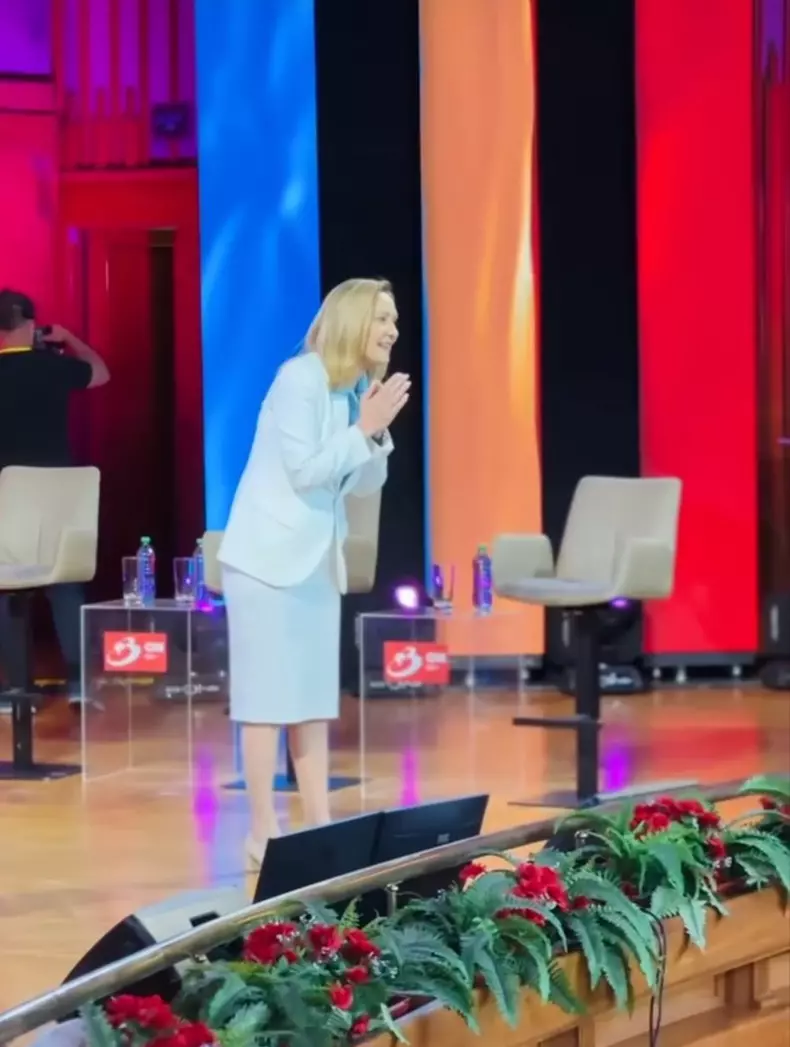 elena lasconi costum alb dezbatere