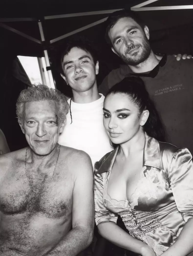 Charli Xcx si Vincent Cassel (2)