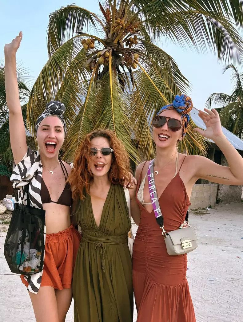 Doina Teodoru în vacanță cu surorile Odagiu (1)