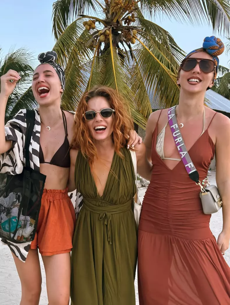 Doina Teodoru în vacanță cu surorile Odagiu (8)