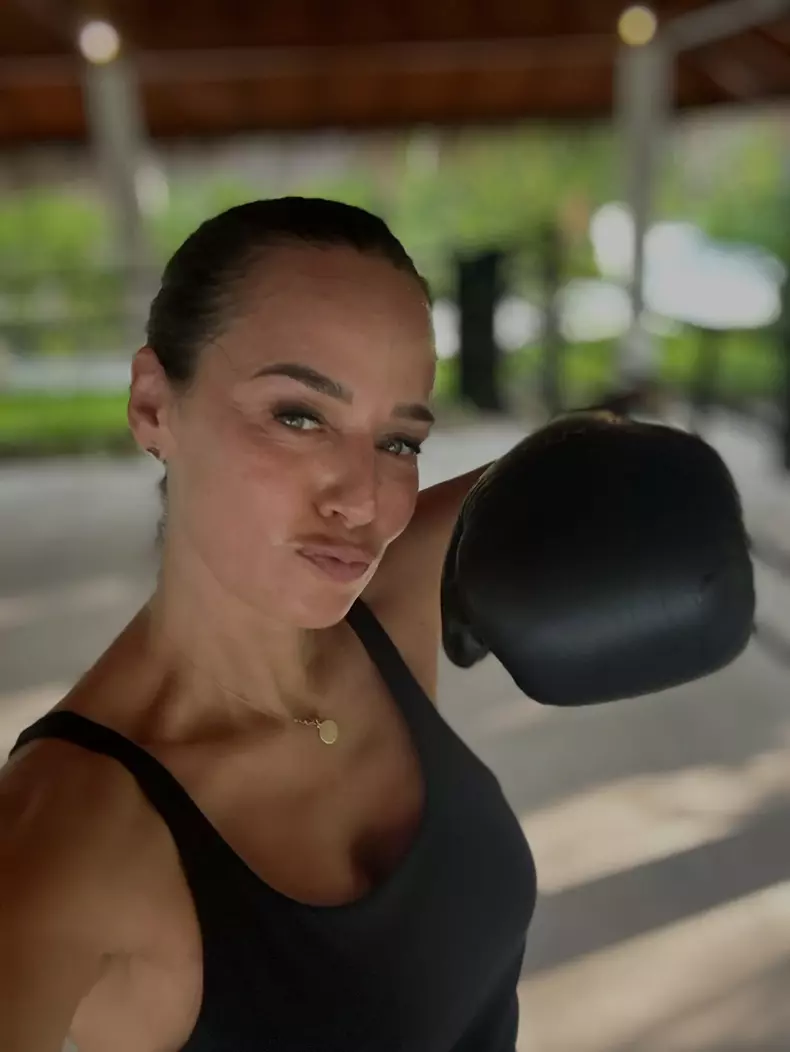 Andreea raicu cu manusi de boz