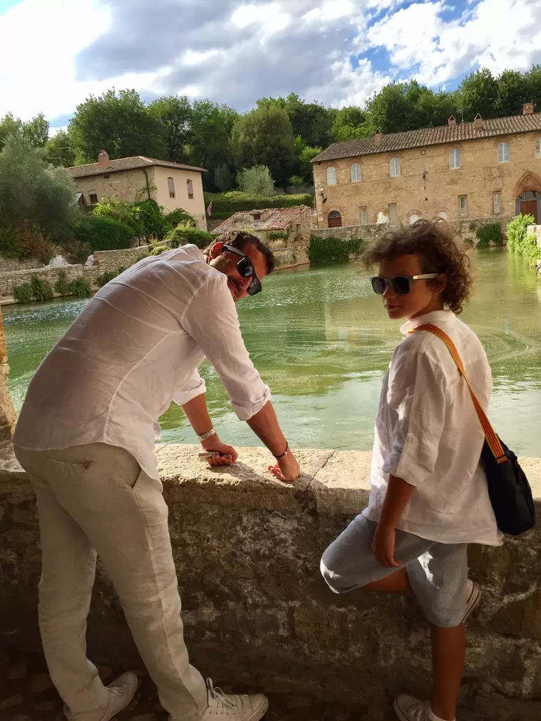 Andrei Aradits cu fiul in Bagno Vignoni, Toscana